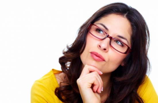 نصائح جمالية لكل فتاة ترتدي النظارة الطبية بشكل يومي