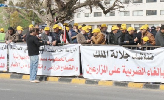 اعتصام المزارعين مستمر حتى إلغاء الضريبة اعتصام المزارعين مستمر حتى إلغاء الضريبة