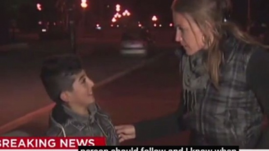 فيديو: مراسلة قناة CNN الأمريكية تقطع تقريرها على الهواء للتحدث مع طفل لاجئ بالعربية فيديو: مراسلة قناة CNN الأمريكية تقطع تقريرها على الهواء للتحدث مع طفل لاجئ بالعربية