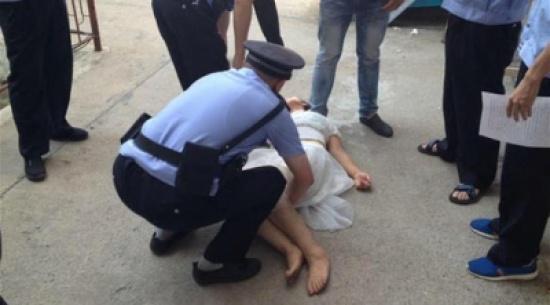 صينية حاولت الانتحار بعد رؤية حبيبها شخصياً صينية حاولت الانتحار بعد رؤية حبيبها شخصياً