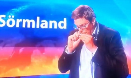 مذيع سويدي يخرج عن النص