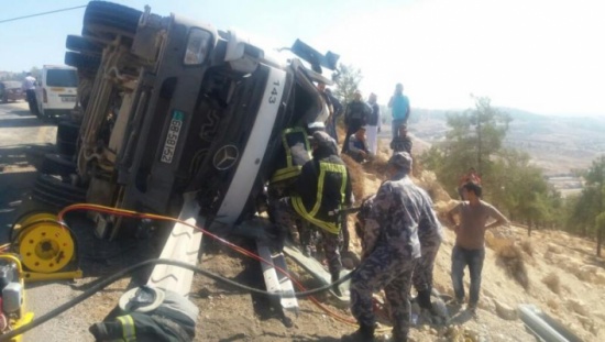 تدهور "تريلا" على طريق جرش