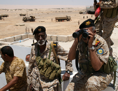 مسلحون يفجرون سيارة مفخخة ويحاولون اقتحام مقر المخابرات في المكلا جنوبي اليمن