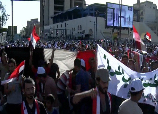 مئات العراقيين يقتحمون مبنى حكومياً في كربلاء مئات العراقيين يقتحمون مبنى حكومياً في كربلاء