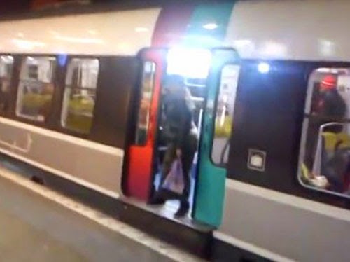 راكب يركل امرأة  خارج قطار المترو