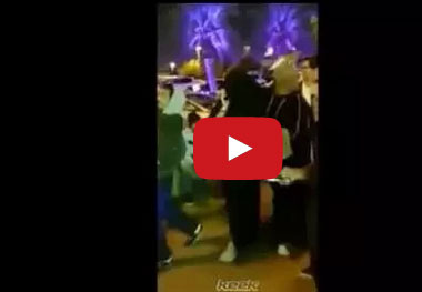 شاهد..  فتاة ترتدي قناع "حمار" وتتجول مع صديقتها!