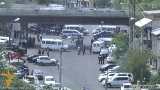 طيارون بالجيش يحتجزون رهائن في أرمينيا طيارون بالجيش يحتجزون رهائن في أرمينيا