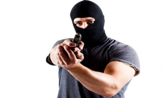 مسلحون ملثمون يعتدون على صيدلاني ويسلبونه في طبربور مسلحون ملثمون يعتدون على صيدلاني ويسلبونه في طبربور