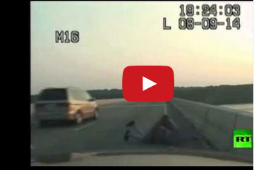 شرطي يمنع شخصا من الانتحار