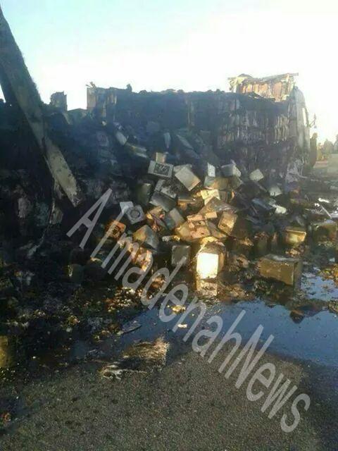 شاحنات أردنية محتجزة داخل معبر نصيب بسبب كثافة القصف شاحنات أردنية محتجزة داخل معبر نصيب بسبب كثافة القصف
