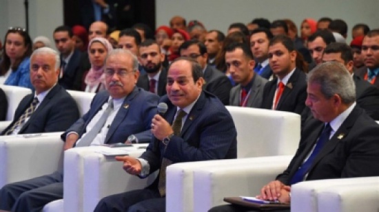 فيديو.. مواطن مصري للسيسي: ارسلتلك قبلة مع وزير الإسكان.. شاهد أغرب رد من الرئيس!