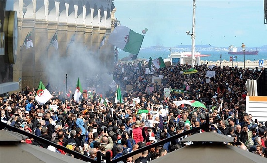 مسيرات في عدة مدن جزائرية تطالب بـ"تغيير شامل" .. بالفيديو