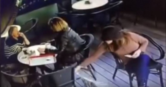 فيديو| ضبط فتاة أثناء محاولتها سرقة حقيبة سيدة بمقهى