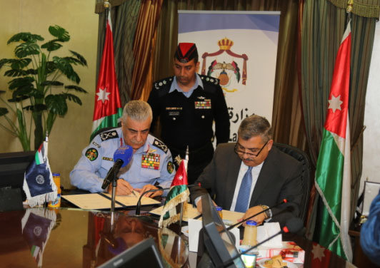 وزارة العمل ومديرية الامن العام توقعان مذكرة تفاهم
