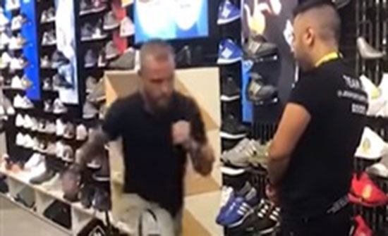 رجل يخدع بائعا بمتجر أحذية ويتسبب في إحراجه (فيديو) رجل يخدع بائعا بمتجر أحذية ويتسبب في إحراجه (فيديو)