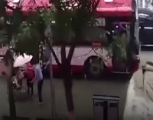 بالفيديو : فتاة توقف حافلة لإعطاء زوجين مسنين مظلة أثناء هطول الأمطار