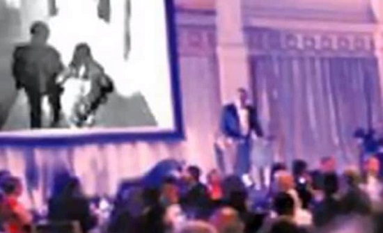 بالفيديو .. شاهد مفاجأة غير متوقعة لعروس خائنة في حفل زفافها