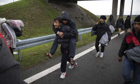 مجموعة من المهاجرين عالقة على الحدود بين صربيا وكرواتيا