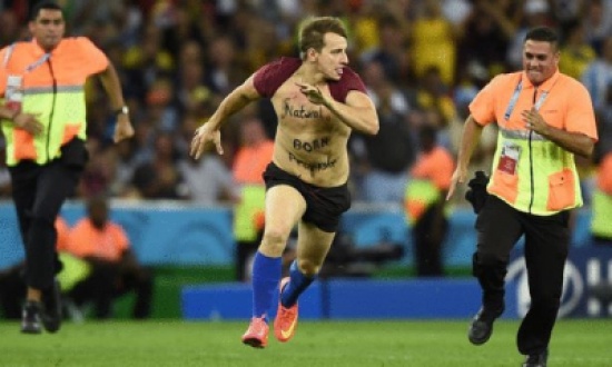 مشجع يقتحم الملعب ويسدد ركلة ثابتة