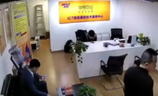 شاهد.. سيارة مسرعة تخترق جدار مكتب وتودي بحياة امرأة