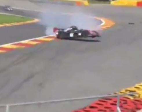 لحظة تحطم سيارة سباق شر تحطيم