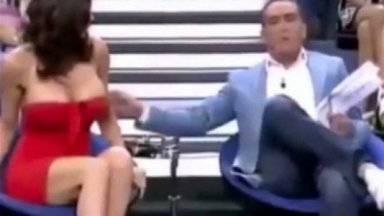 مُقدّم برامج يتخطى المحظور ويُحرج نجمة مباشرة على الهواء مُقدّم برامج يتخطى المحظور ويُحرج نجمة مباشرة على الهواء