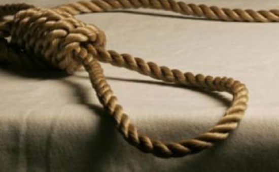 شنق نفسه بـ "لفحة صوف" - إليكم التفاصيل شنق نفسه بـ "لفحة صوف" - إليكم التفاصيل