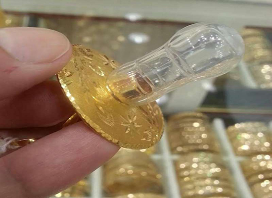 بالصور: رضّاعات من "الذهب" تستفز الشارع السعودي..