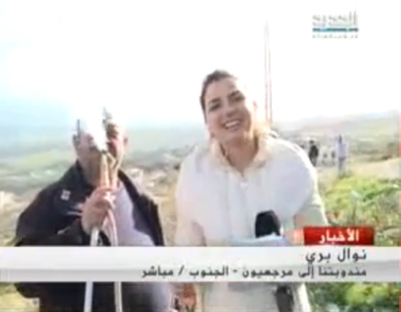 رجل لبناني يتحدى صواريخ إسرائيل بأغرب طريقة رجل لبناني يتحدى صواريخ إسرائيل بأغرب طريقة