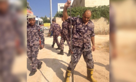 السيطرة على "حنش" بمنزل في "أبو نصير" طوله5ر2 متر