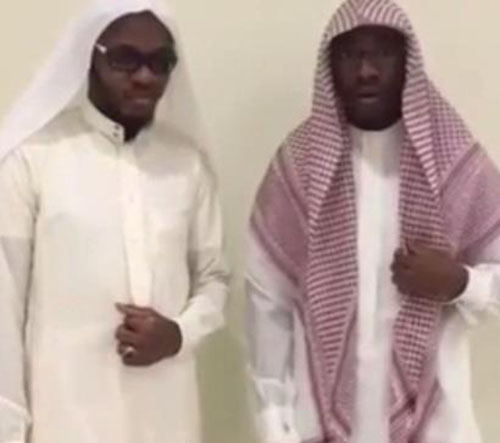 شاهد: كيف قام شابان بتقليد أصوات مؤذني الحرم المكي ببراعة واتقان شاهد: كيف قام شابان بتقليد أصوات مؤذني الحرم المكي ببراعة واتقان