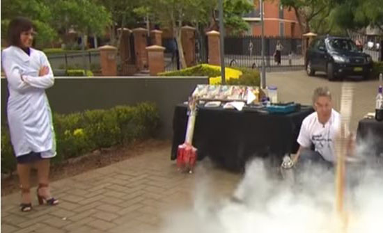 انظر لمذيعة كاد يطير رأسها بصاروخ يدوي على الهواء!