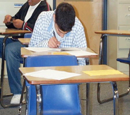 العموش تتفقد قاعة امتحانات الثانوية العامة بالمدرسة العربية بتونس