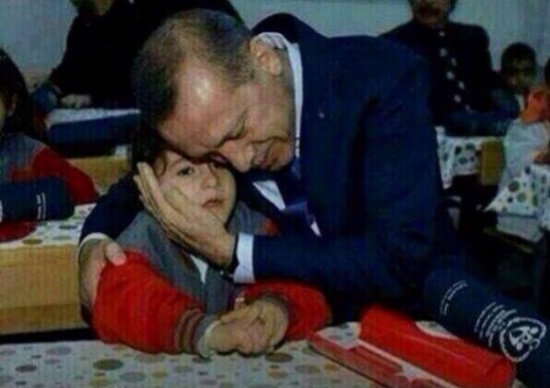 أردوغان ولي أمر طفل يتيم في اجتماع مجلس آباء بمدرسة أردوغان ولي أمر طفل يتيم في اجتماع مجلس آباء بمدرسة