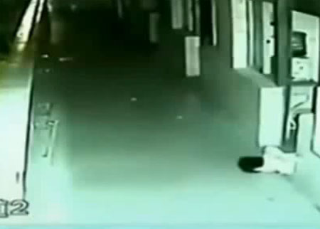شاب يزحف وهو نائم ويرمي نفسه من العمارة