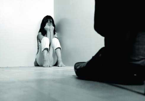 تحرش بابنتهما فدعوه للعشاء ثم..