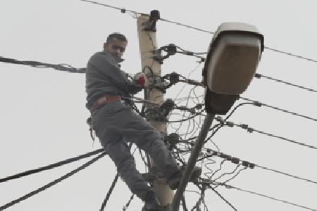 شركة توزيع الكهرباء تواصل اعادة التيار الكهربائي الى محافظات الجنوب