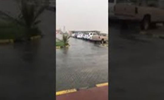 رد فعل كويتي تفاجأ بصاعقة رعدية قوية أثناء تصويره هطول الأمطار (فيديو) رد فعل كويتي تفاجأ بصاعقة رعدية قوية أثناء تصويره هطول الأمطار (فيديو)