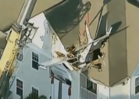 طائرة تقتحم شقة والساكن يتفاجأ