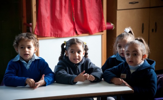 توزيع هدايا على اطفال عراقيين مهجرين من شمال العراق بمادبا