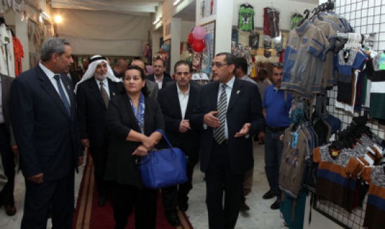 الأميرة سناء عاصم تفتتح معرض حملة "على مقاسي" لمساعدة الفقراء