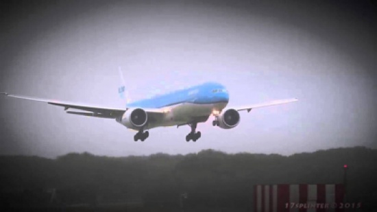 شاهد.. هبوط صعب لإحدى الطائرات بسبب الرياح القوية