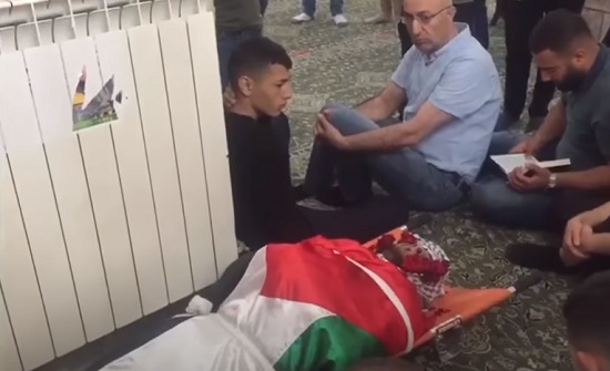 شاهد : بقبلات وكلمة "يا حبيبي".. والدة تودع جثمان ابنها الشهيد في رام الله شاهد : بقبلات وكلمة "يا حبيبي".. والدة تودع جثمان ابنها الشهيد في رام الله