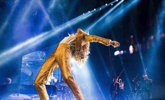 صورة| رغم ثروتها المليونية نجمة شهيرة ترتق جواربها الممزقة بنفسها...