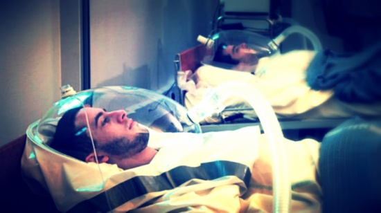 «فيديو» “18” ألف دولار مقابل الاسترخاء في السرير وتدخين «الحشيش»