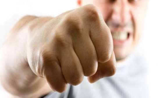 زوج أم يقتل طفلتها بسبب ضياع حذاء