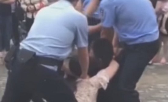 بالفيديو: مراهقة تعض لسان زوجها وترفض تركه.. والسبب؟ بالفيديو: مراهقة تعض لسان زوجها وترفض تركه.. والسبب؟