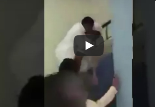 تصرف معلم مع طالب من ذوي الاحتياجات يشعل مواقع التواصل (فيديو)