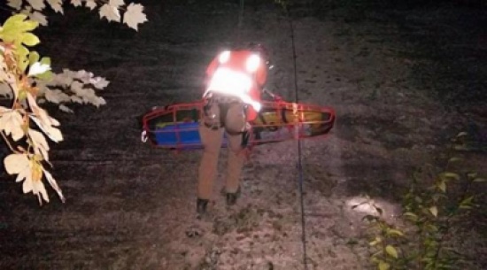 مغامر يسقط في الهاوية بعدما مشى إليها وهو نائم