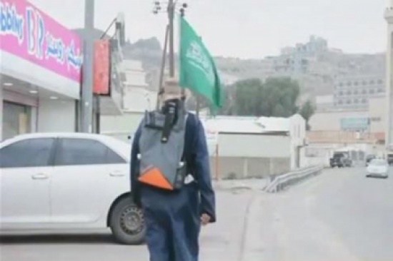 فيديو: يحج سيرًا على الأقدام